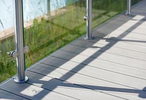 Miljöbild: Glasräcke Steel, rostfria balkar